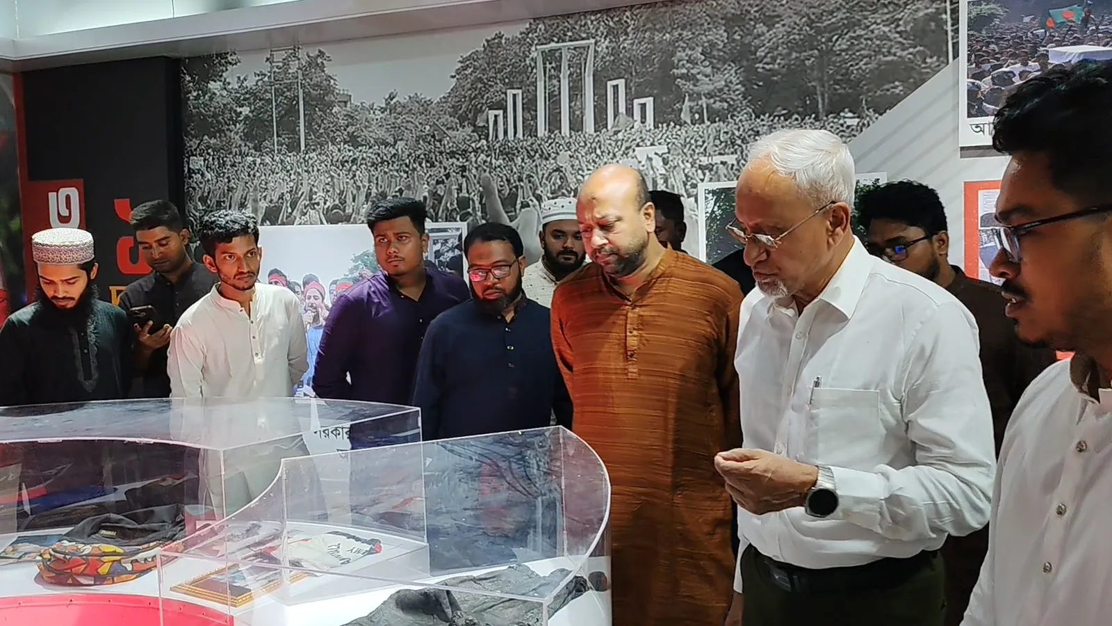 জাতীয় বিপ্লব ও সংহতি দিবস উপলক্ষে ঢাকা বিশ্ববিদ্যালয় ক্যাম্পাস পরিদর্শন